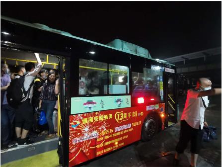 暴雨無(wú)情 公交有愛(ài) ——風(fēng)雨中的堅(jiān)守，因?yàn)槲覀兪枪蝗? width=